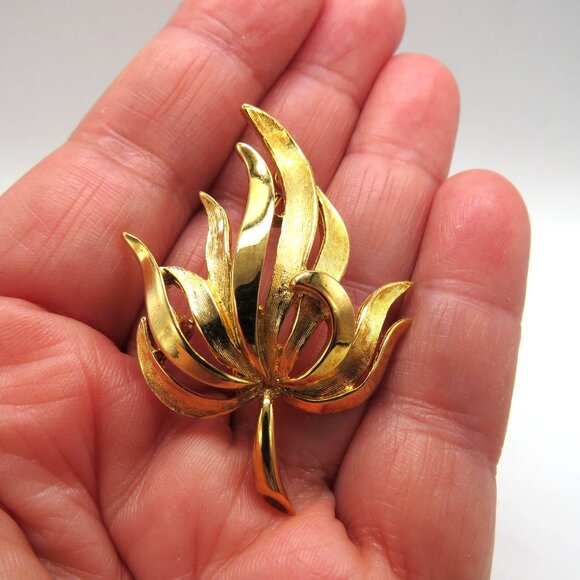 Vintage Leaf Brooch Gold Tone Brushed Polished Pin - Picture 10 of 10